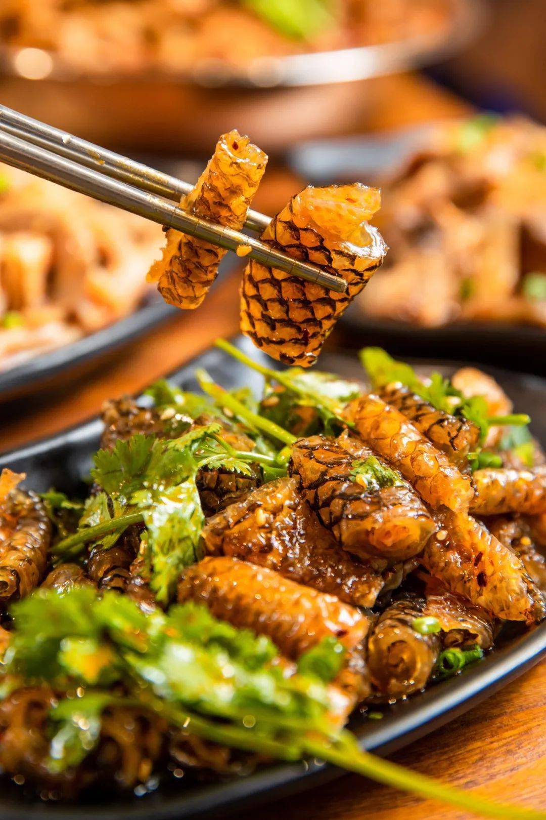 会爆汁,会漏油,啖啖肉…红遍成都的热卤肥肠鸡,人均20 爽吃!