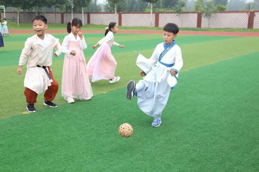 足球对学生们并不陌生,运用现代足球的规则穿汉服踢蹴鞠对孩子们是一