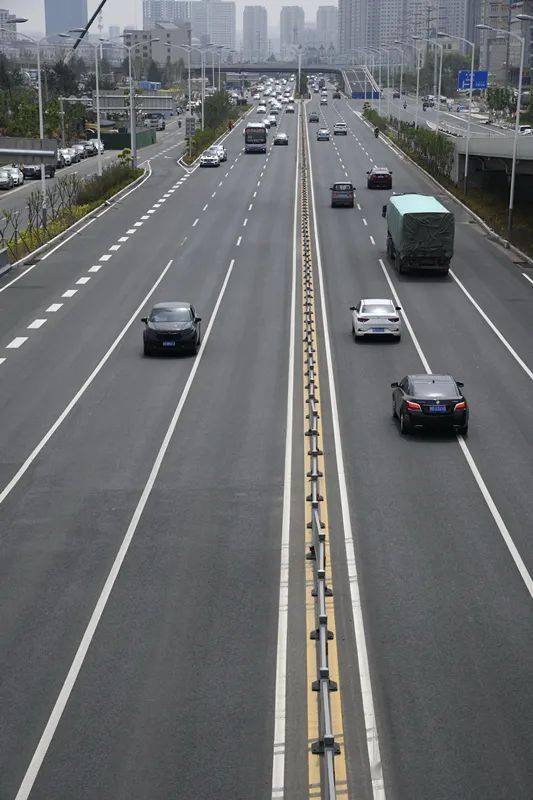 主路雙向六車道,設計時速60公里;輔路雙向四車道,設計時速40公里.