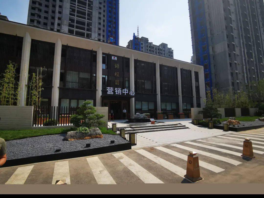 今天我们来分析一下,这个深藏祥泰城中间的山钢-锦程园.