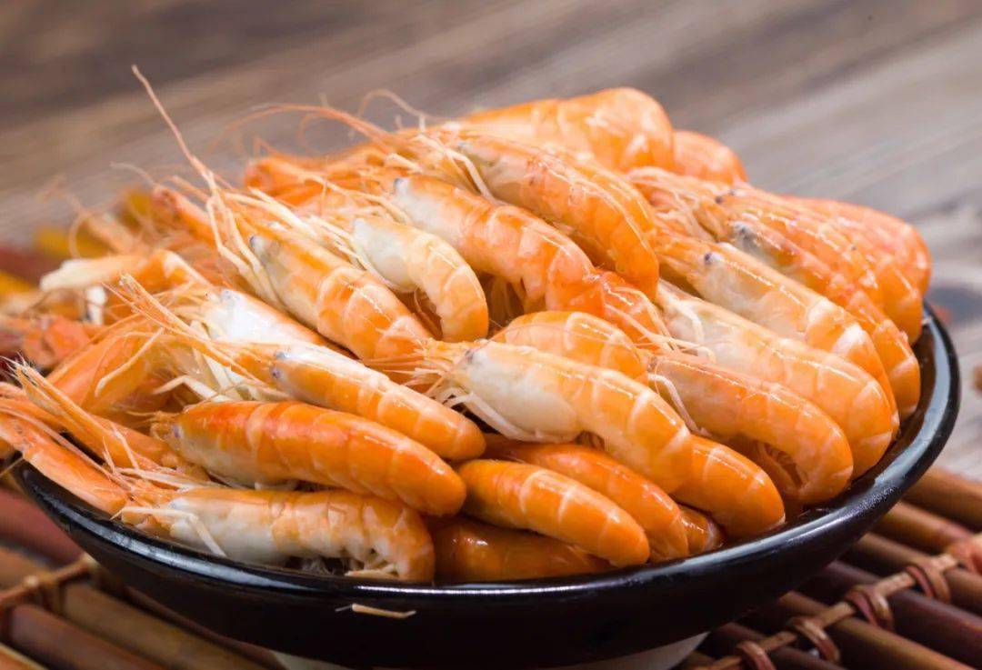 尾盐焗白翅虾盐焗过后的虾肉极其有嚼劲再伴随着咸香入味就连虾壳都是