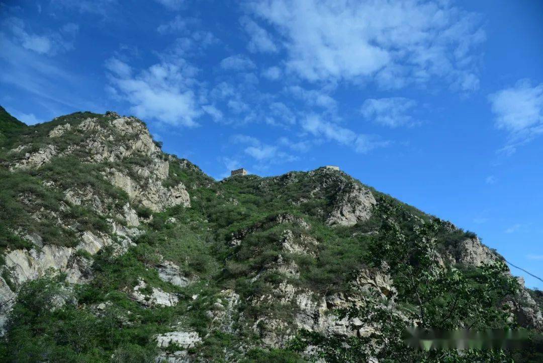 因为是峡谷,如果从谷底直接上城,海拔直升近二三百米,必定很陡峭