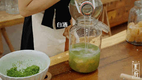 4 /再倒入白酒倒满瓶子即可下面是直接用柠檬泡酒会更简单也更好喝5