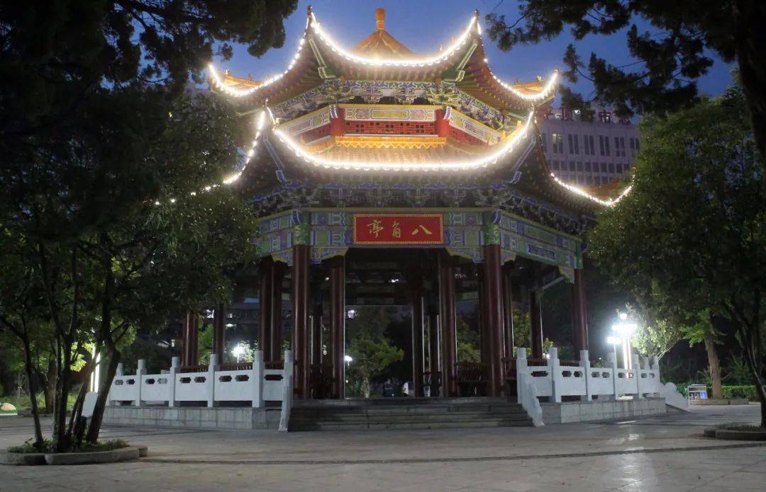 led节能灯饰美着夜晚的八角亭