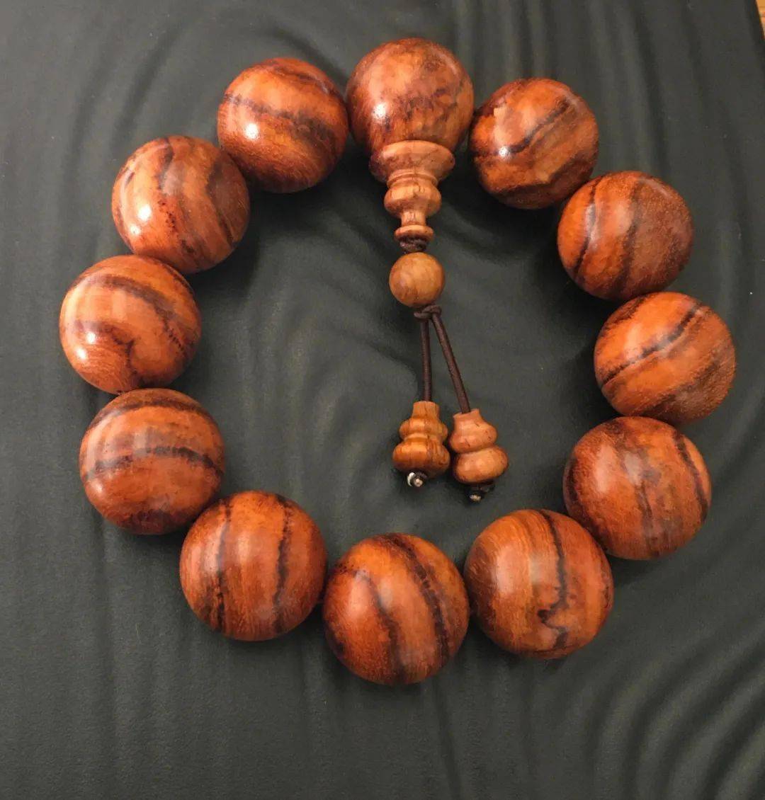 收藏鉴赏——海黄糠梨手串_cm