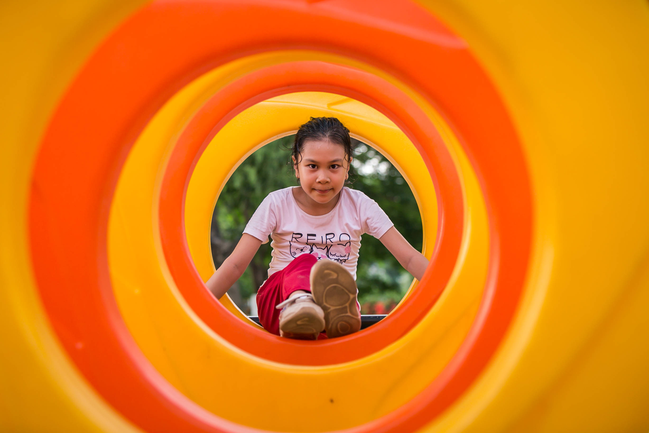 儿童在老挝首都万象的公园玩耍