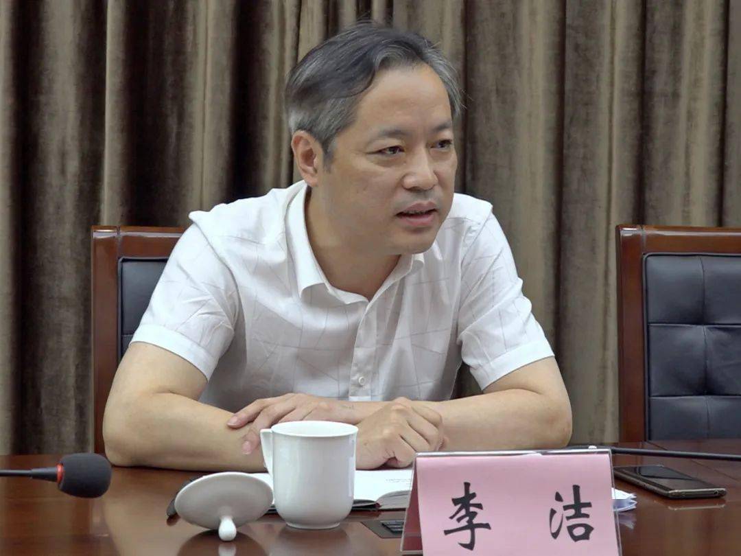 李洁指出,撤镇设市是国务院赋予龙港的重大改革任务,批复只是起点