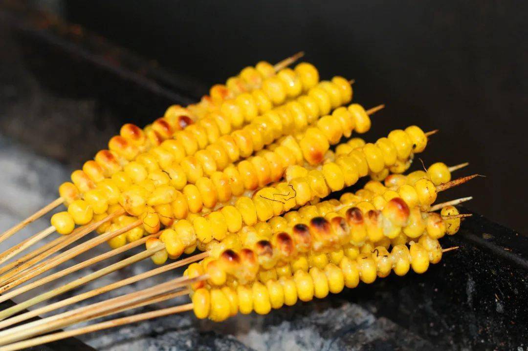 腰子一入口 走在烤串界前列的烤玉米串儿 颗粒饱满,粒粒分明 串串舷 