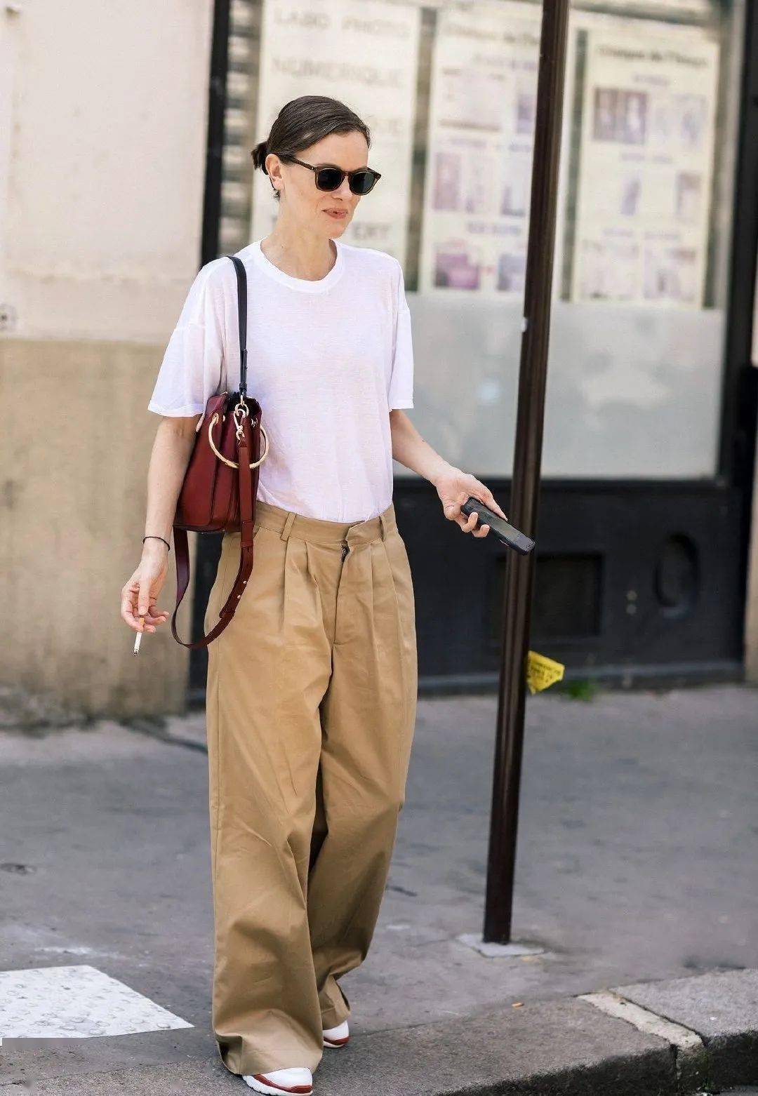 jo ellison曾是英国版vogue的时装编辑,然而与那些以高调华服出入时装