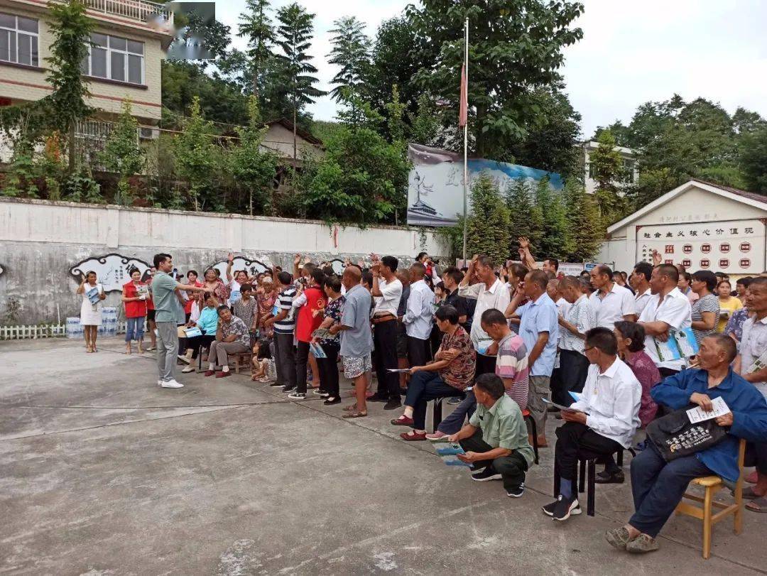 博元实业有限公司总经理张元江与村民们分享环保理念