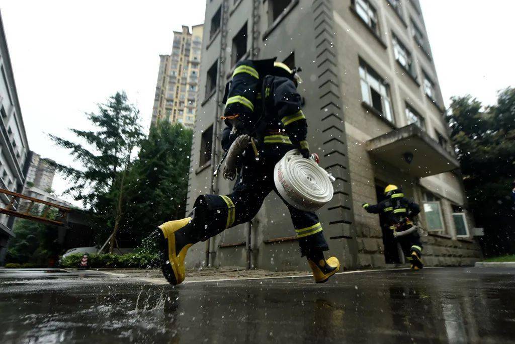 你的夏天vs消防员的夏天