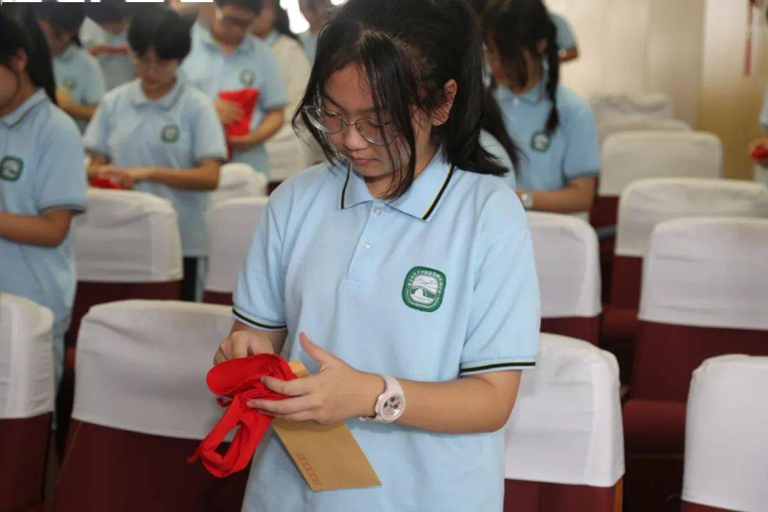 不负青春逐梦未来石湖中学初二年级举行青春仪式