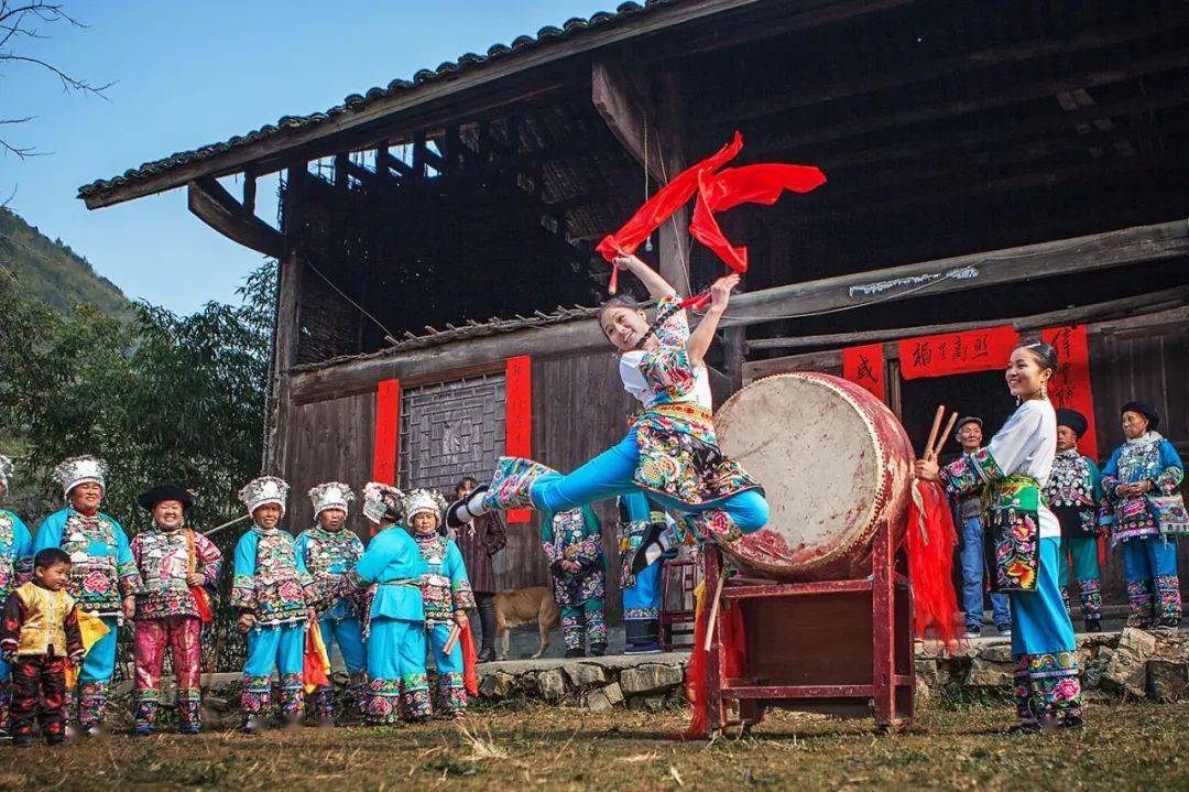 《苗族迎春鼓》 欧建安 摄影《沱江晨韵》麻老先 摄影《湘西矮寨大桥