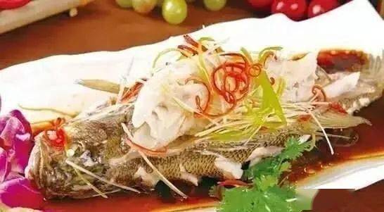 【独占鳌头喜气扬】——清蒸鲈鱼▲【秋天一鹄先生骨】——排骨鸡子