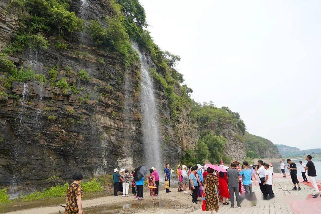 太子岛 观花海赏瀑布 周末游人如织