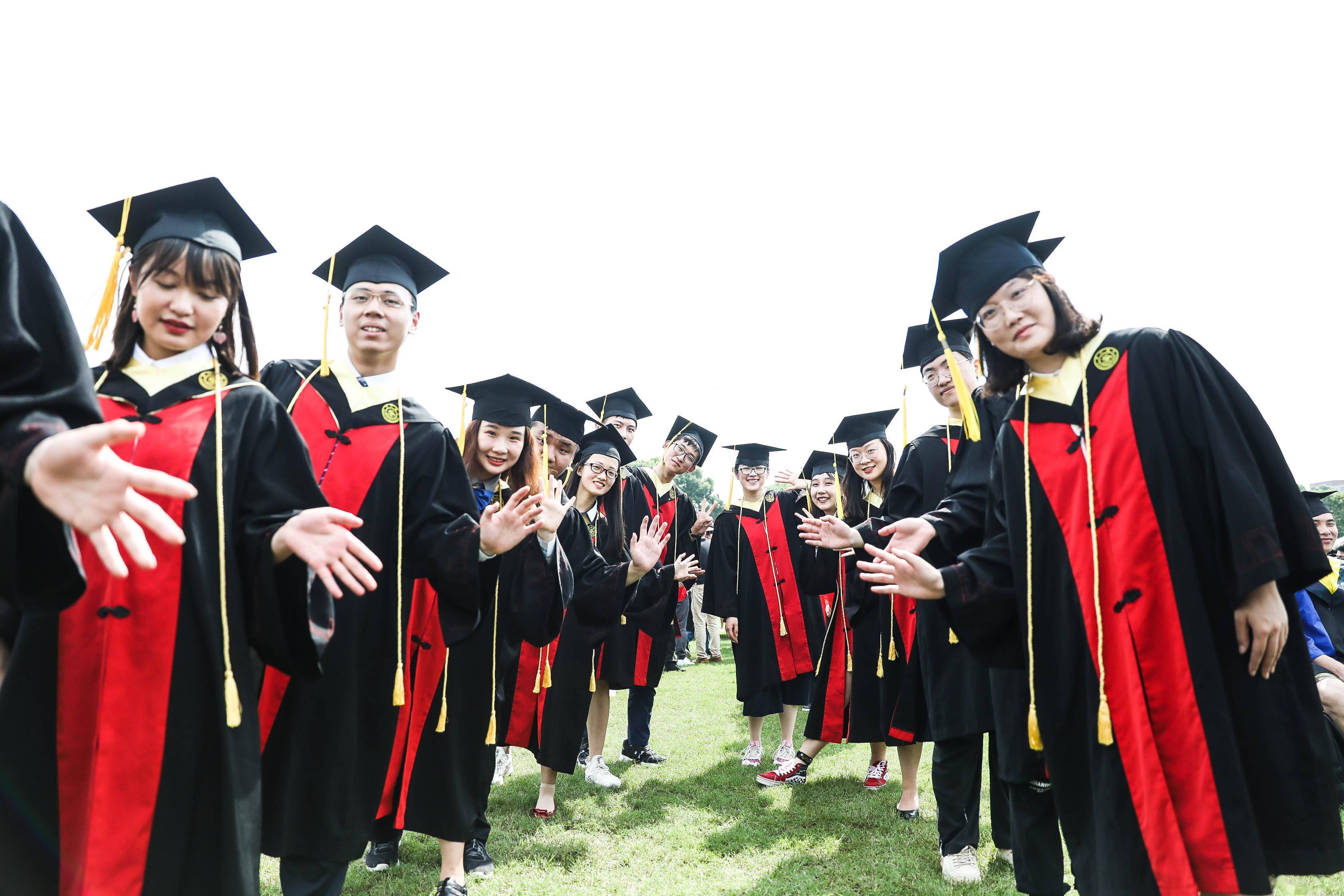 多图直击上海交通大学2020年毕业典礼,全球双语直播,万人同步连线