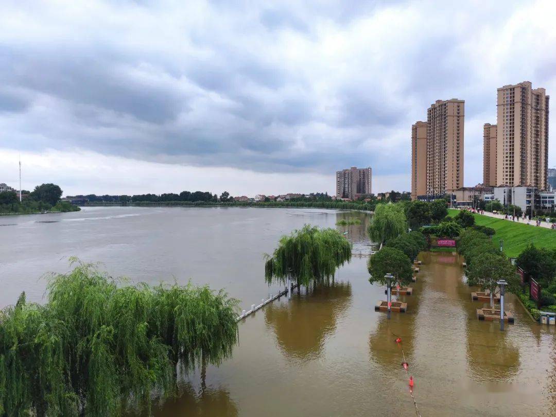 密切关注气象预报和水务,应急管理,交管部门的渍水预警信息及实时信息