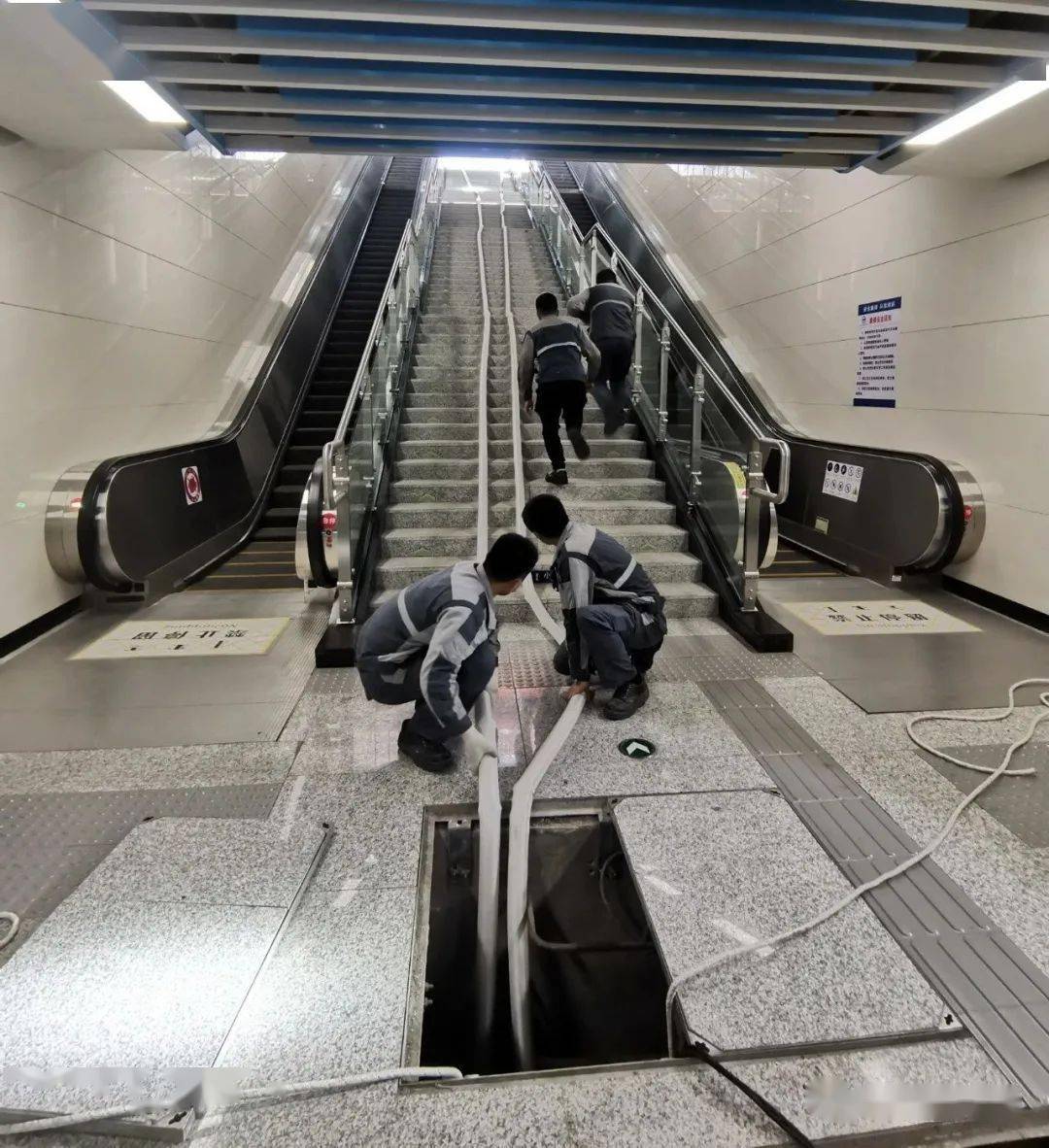 地铁运营公司开展防汛综合演练