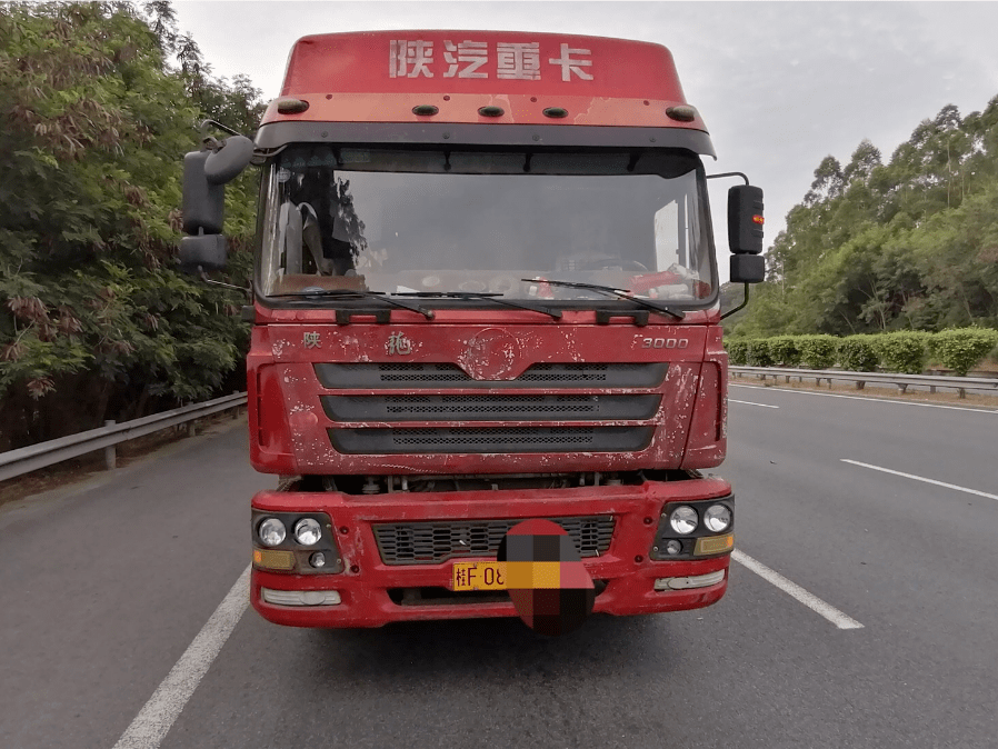 事发时,他正常行驶在车道上,至事发路段被后面这辆桂n牌照的大货车