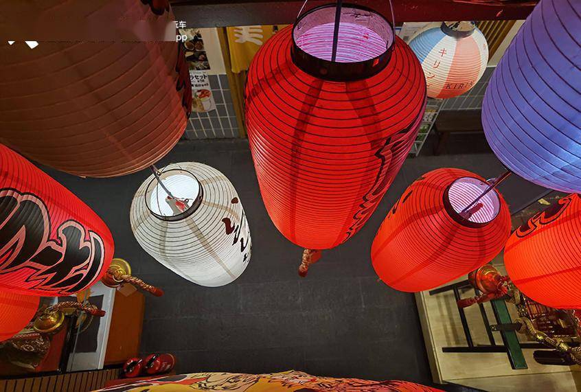 楼梯上透过日本独有的纸灯笼俯瞰下方,有没有找到一种仿佛沉浸在日本