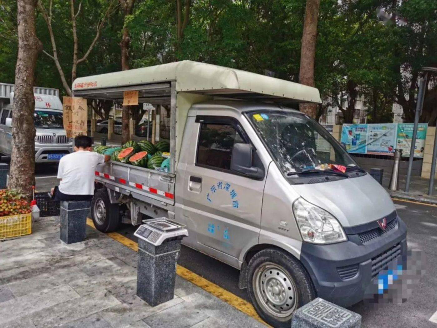 摄于深圳街头,一位用五菱货车摆摊的小贩 文丨砺石商业评论,作者丨
