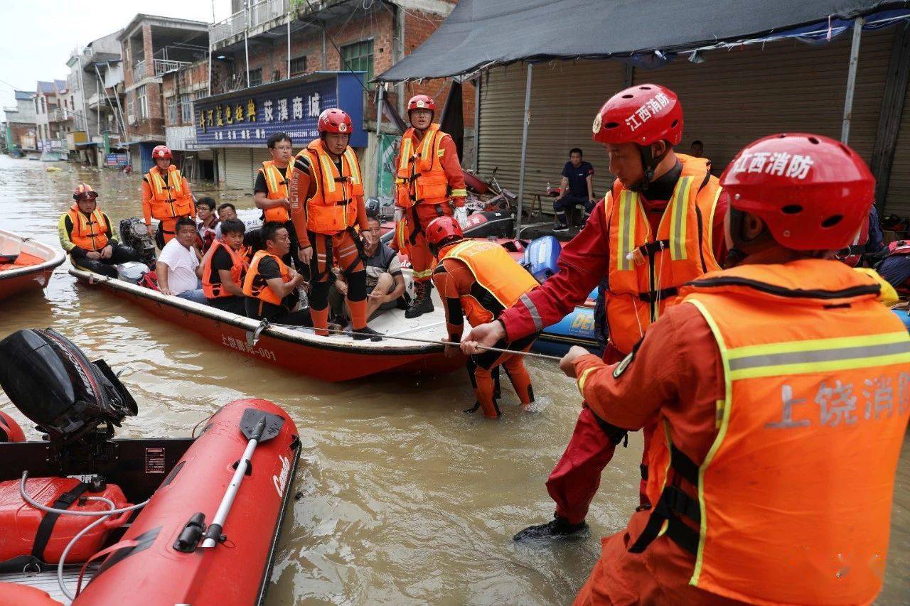 7月11日,鄱阳县油墩街镇,浙江台州红豹救援队正在转移村内的孩子和