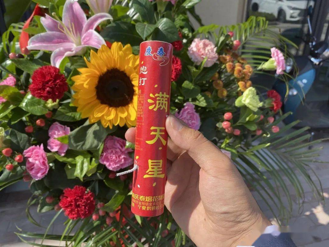 开业鞭炮阵阵声响,佳人们欢呼连绵佳运团队也借势步步高升7月的盛夏