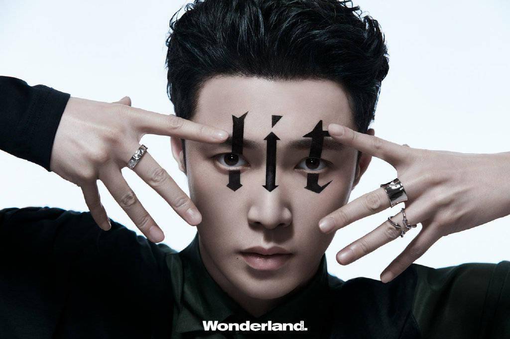 张艺兴《wonderland》7月刊封面释出,梦境与现实交错的双面人生