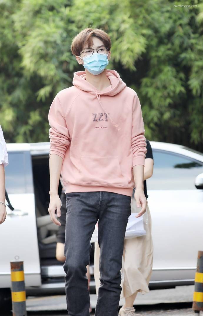 朱正廷带着"zzt"上班了!请查收粉嫩男友朱贝贝的上班饭拍_动态