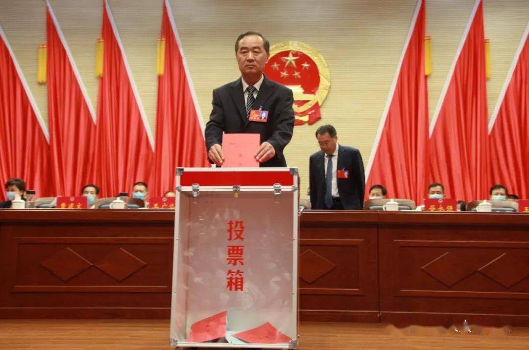 县人大常委会主任王广岱投票