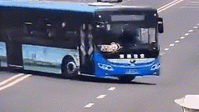 公交车坠江图片图片