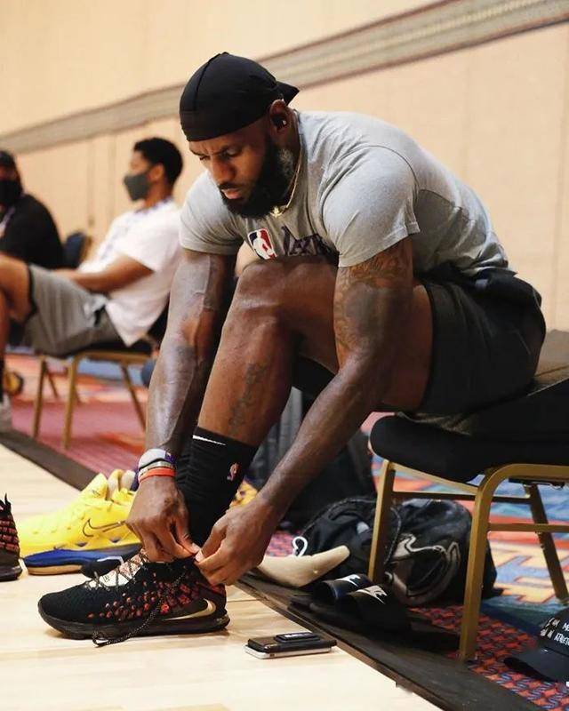 詹姆斯上脚周杰伦lebron17多款新鞋首次亮相球场