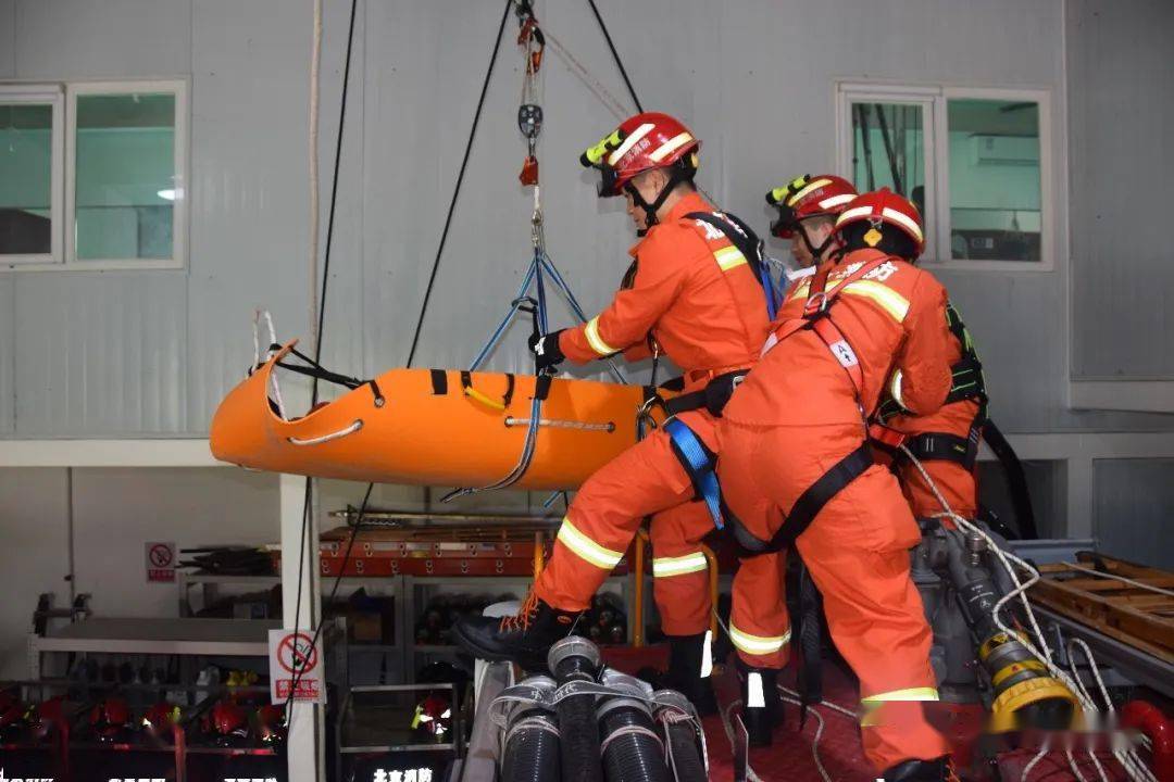 此次的训练内容主要以绳结,固定支点,滑轮组,倍力系统操作使用等项目