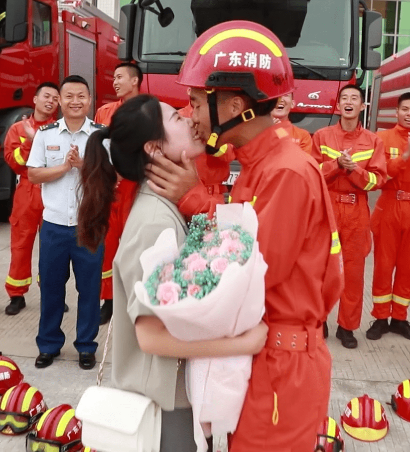 甜蜜暴击消防员硬核求婚画面太美