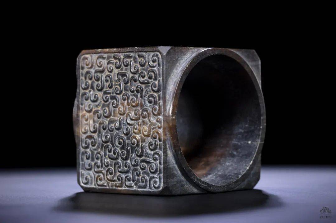 中原藏珍鹰蕴战国云纹玉琮