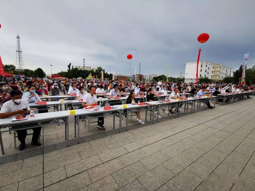 石河子市藝術劇院歌舞話劇團助力134團西瓜節121團炮臺紅甜瓜節133團