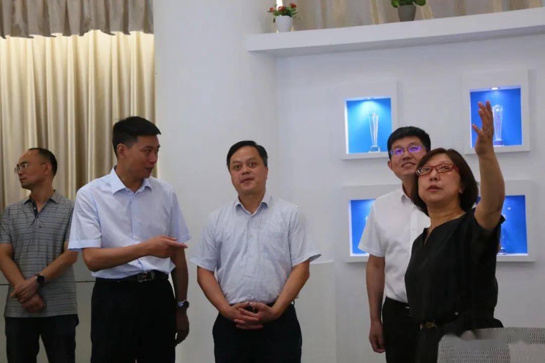 调研组一行在广汉市融媒体中心当天,广汉市委常委,副市长柴佳杰陪同