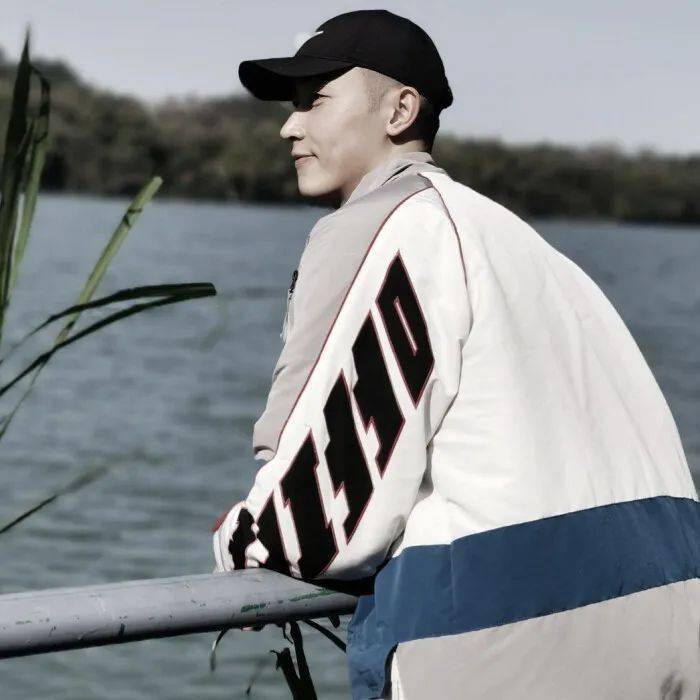 也不说想你 这样月亮和你都蒙在鼓里世间无趣的正人君子太多 缺的是