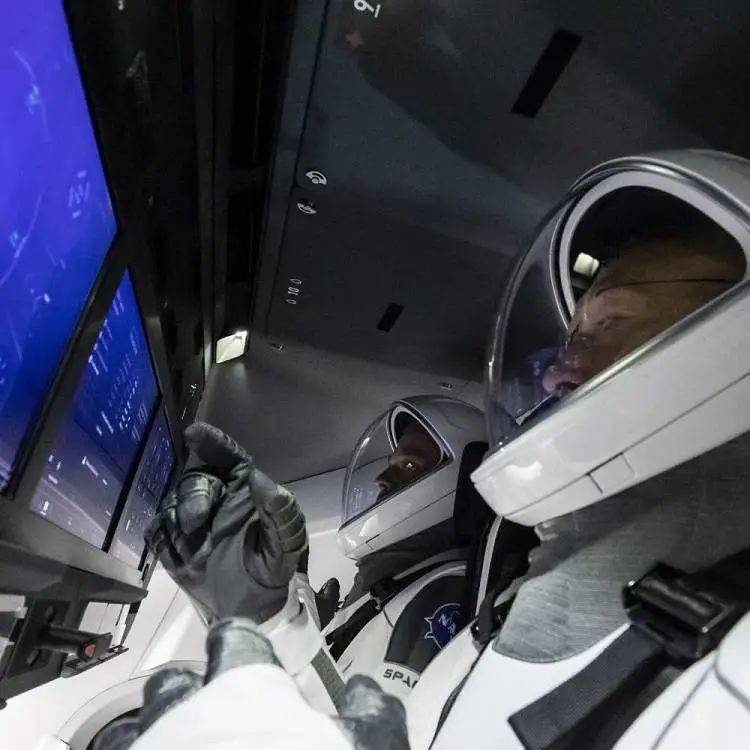 spacex龙飞船内部设备构造今年最佳科幻灵感源泉