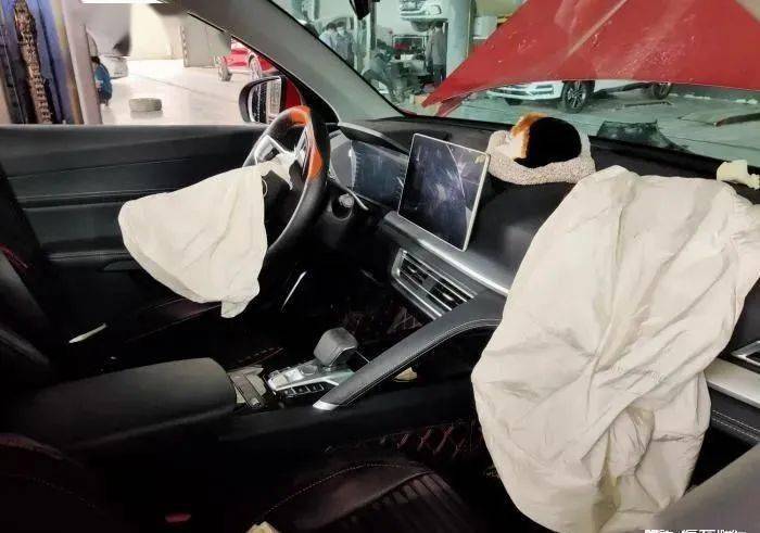 比亚迪宋pro惨烈车祸,防撞梁被撞断,车主:比亚迪救了我一家