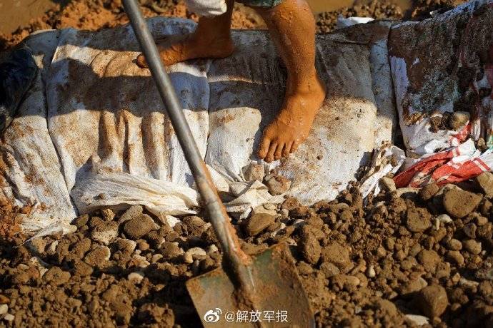 在位于江西省余干县古埠镇的齐埠联圩上,武警江西总队上饶支队抗洪