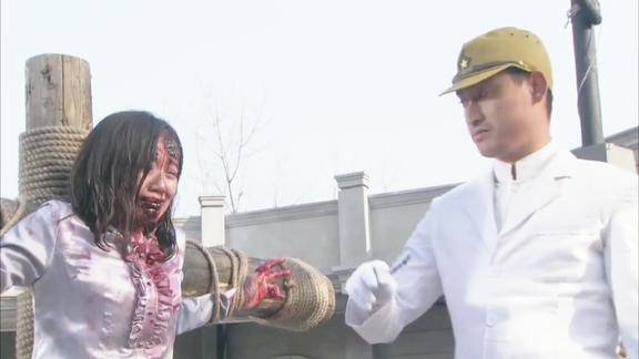 抗战片姑娘内脏全被打坏鬼子还要将她活剐八路大怒一枪爆头