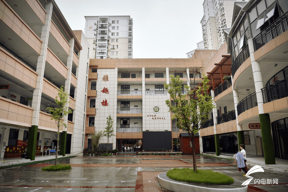 今天下午,记者来到了街道口小学东方雅园分校临时安置点,这个安置点由