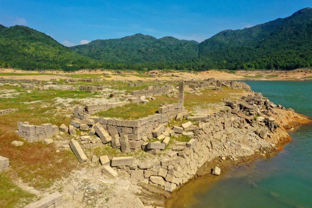 奇观最近干旱揭西一水库再现四百多年明朝古村落遗迹景观