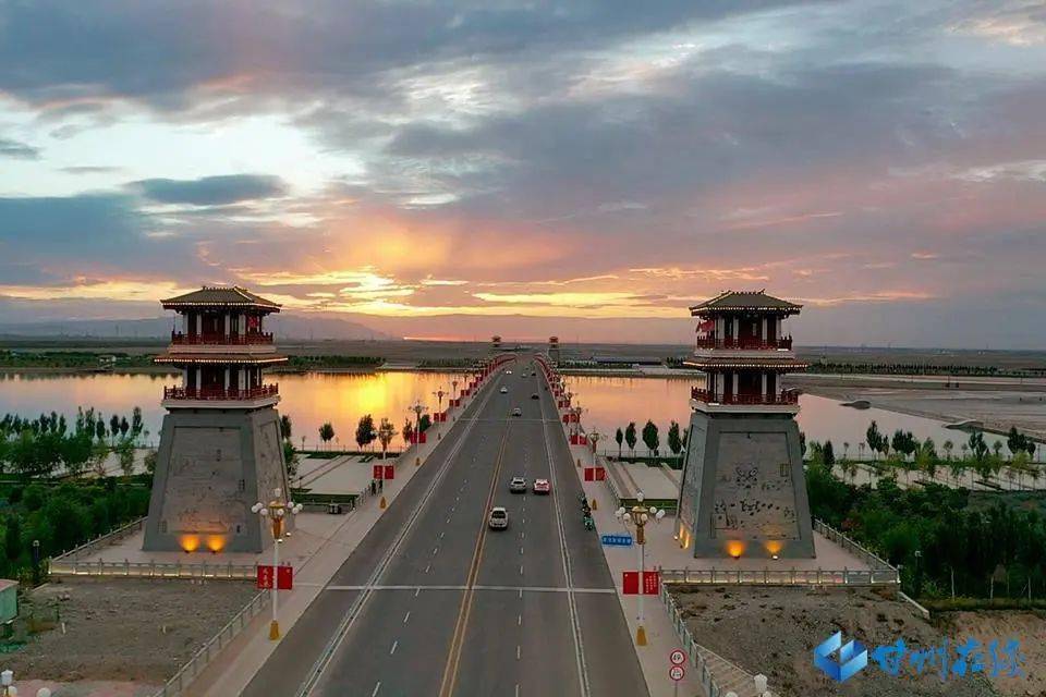 张掖绚丽晚霞映照黑河新城大桥