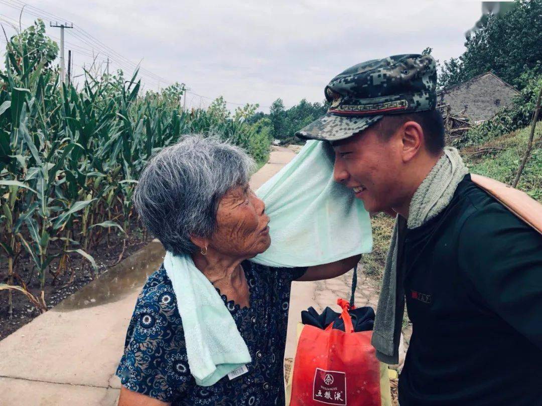 這張照片刷屏的背後,是軍民魚水情深