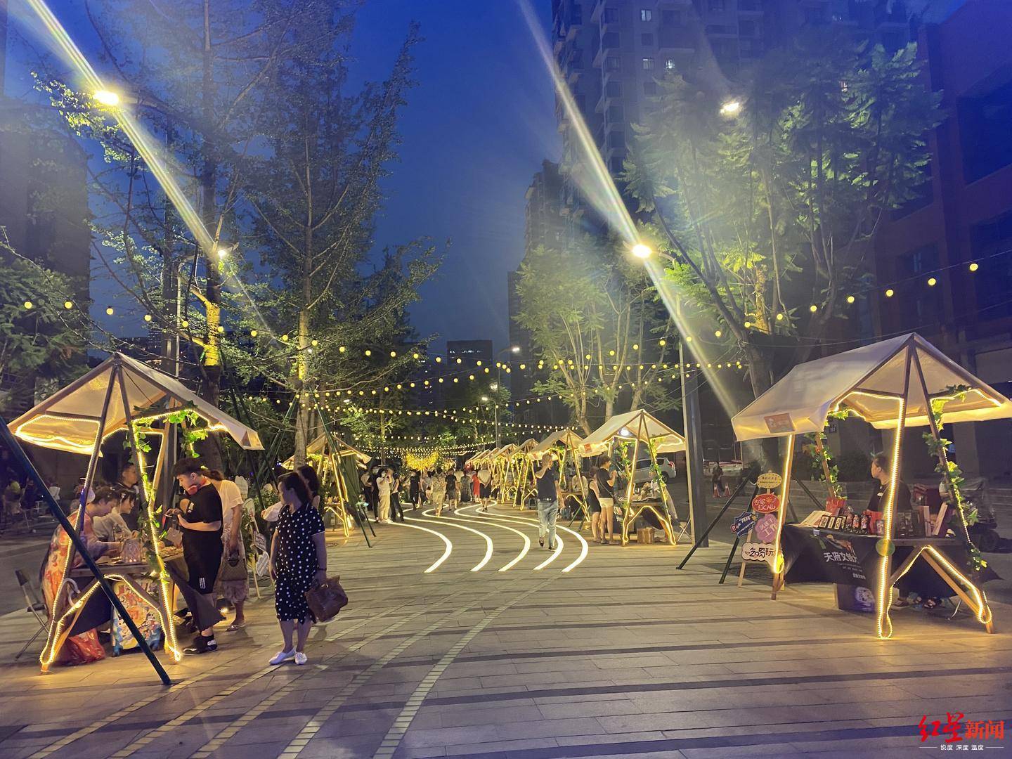 华灯初上,成都武侯区丝竹路音乐大道热闹非凡——天府文创大集市武侯