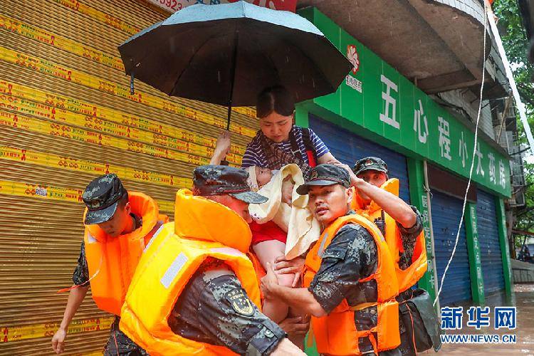 万州暴雨袭城 武警官兵这些救援瞬间温暖人心