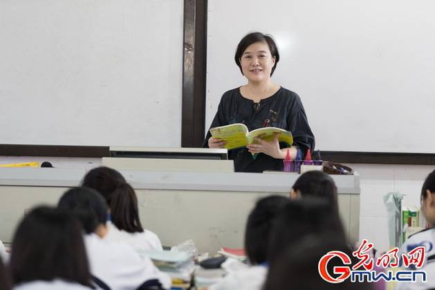 2017年深圳市年度教师方静老师在上课(资料图片)