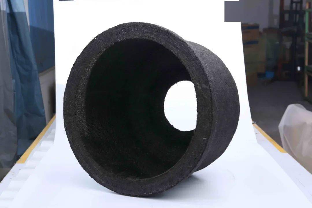 针刺预制体由碳纤维布采用优化角度铺层,结合短切碳纤维填充,通过针刺